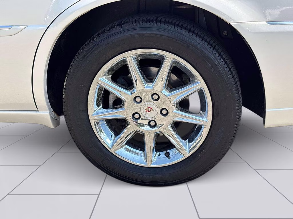 2011 White Diamond Clearcoat Cadillac DTS Luxury FWD Sedan