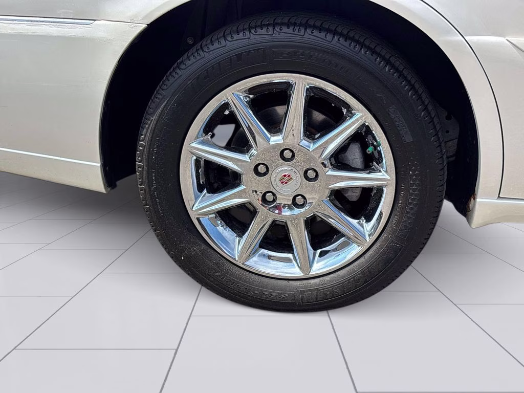 2011 White Diamond Clearcoat Cadillac DTS Luxury FWD Sedan