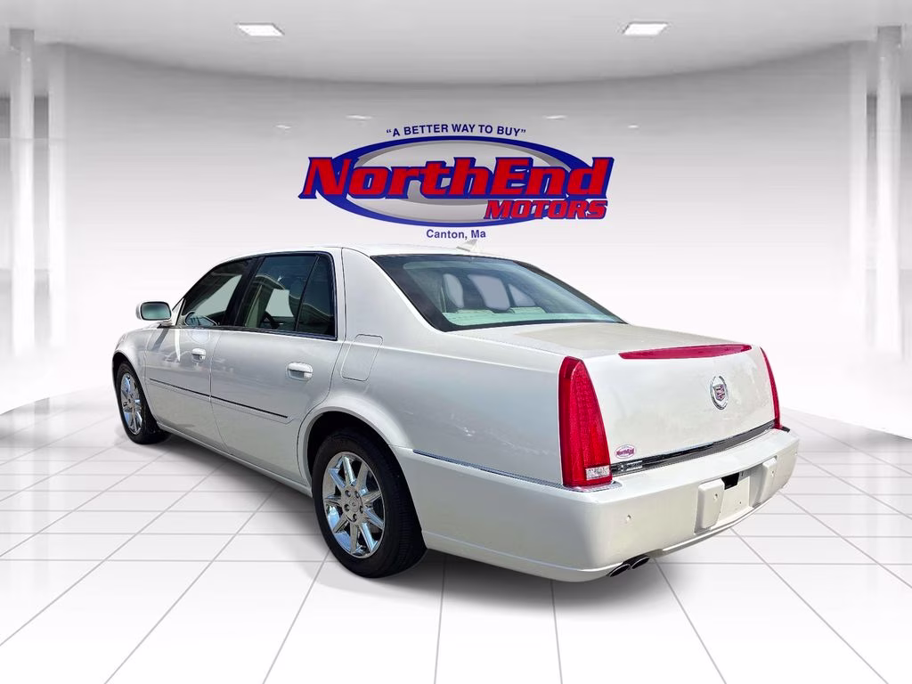 2011 White Diamond Clearcoat Cadillac DTS Luxury FWD Sedan