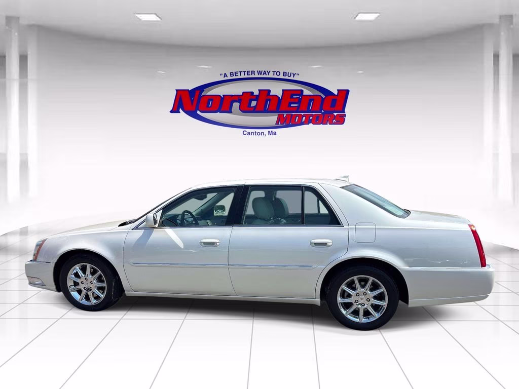 2011 White Diamond Clearcoat Cadillac DTS Luxury FWD Sedan