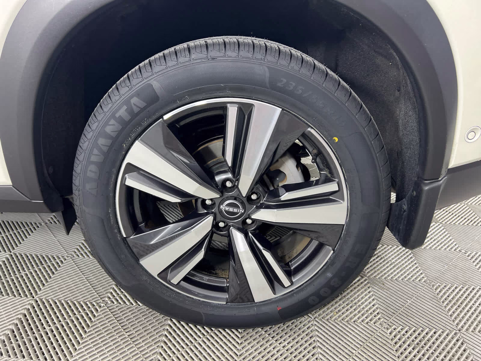 2023 Pearl White Tricoat Nissan Rogue SL FWD SUV