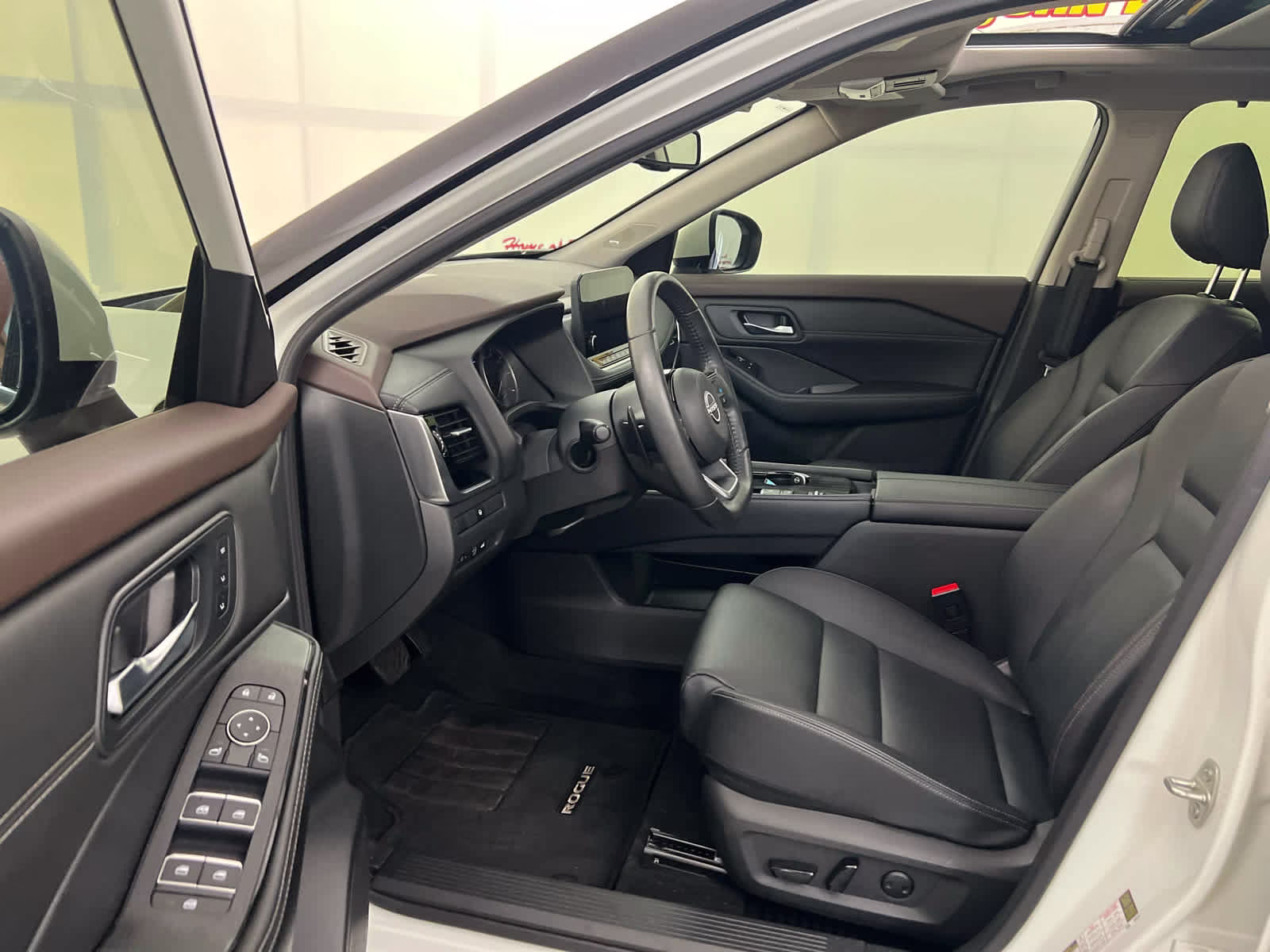 2023 Pearl White Tricoat Nissan Rogue SL FWD SUV
