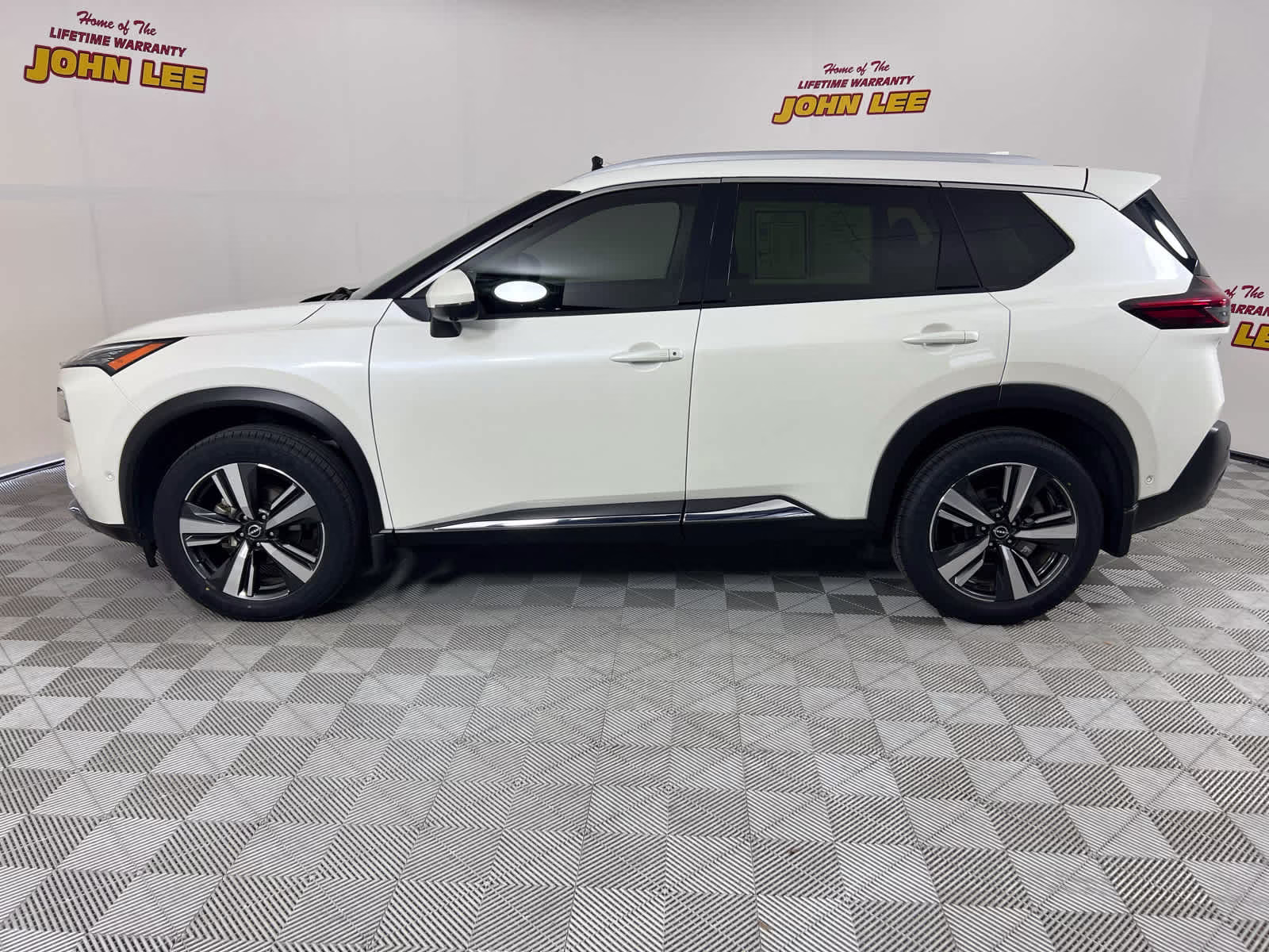 2023 Pearl White Tricoat Nissan Rogue SL FWD SUV