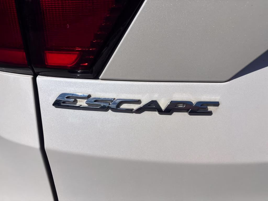 2019 White Platinum Clearcoat Metallic Ford Escape Titanium 4X4 SUV