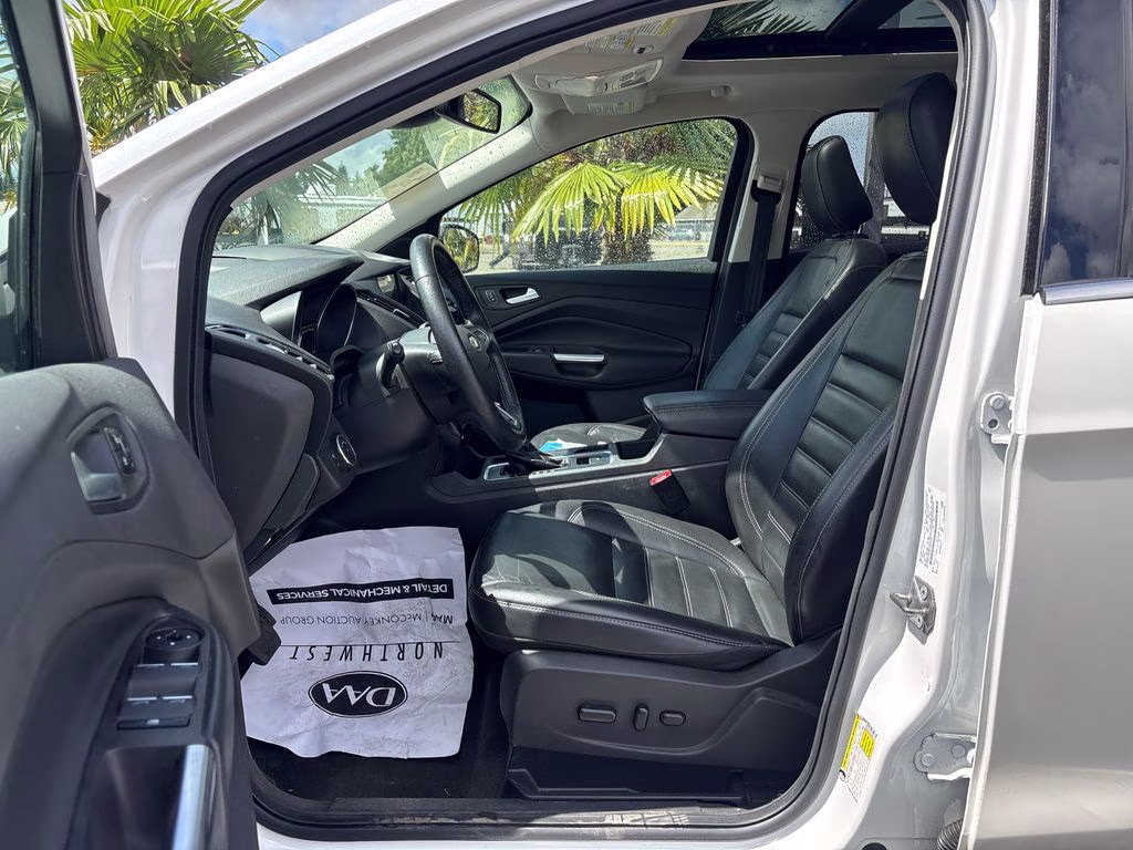 2019 White Platinum Clearcoat Metallic Ford Escape Titanium 4X4 SUV