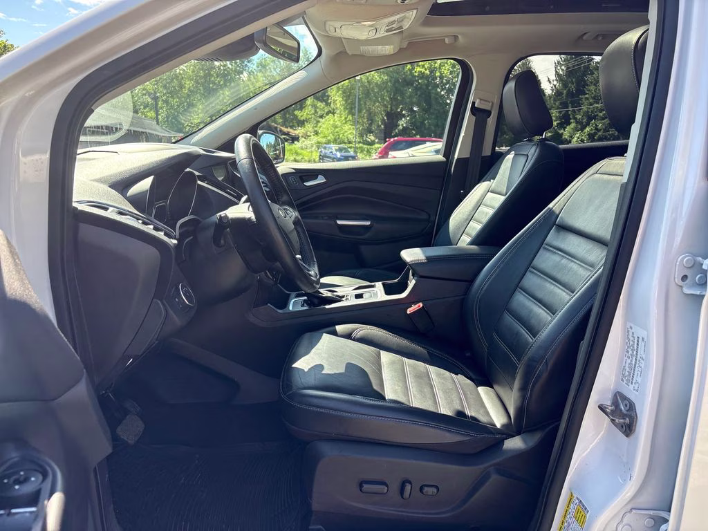 2019 White Platinum Clearcoat Metallic Ford Escape Titanium 4X4 SUV