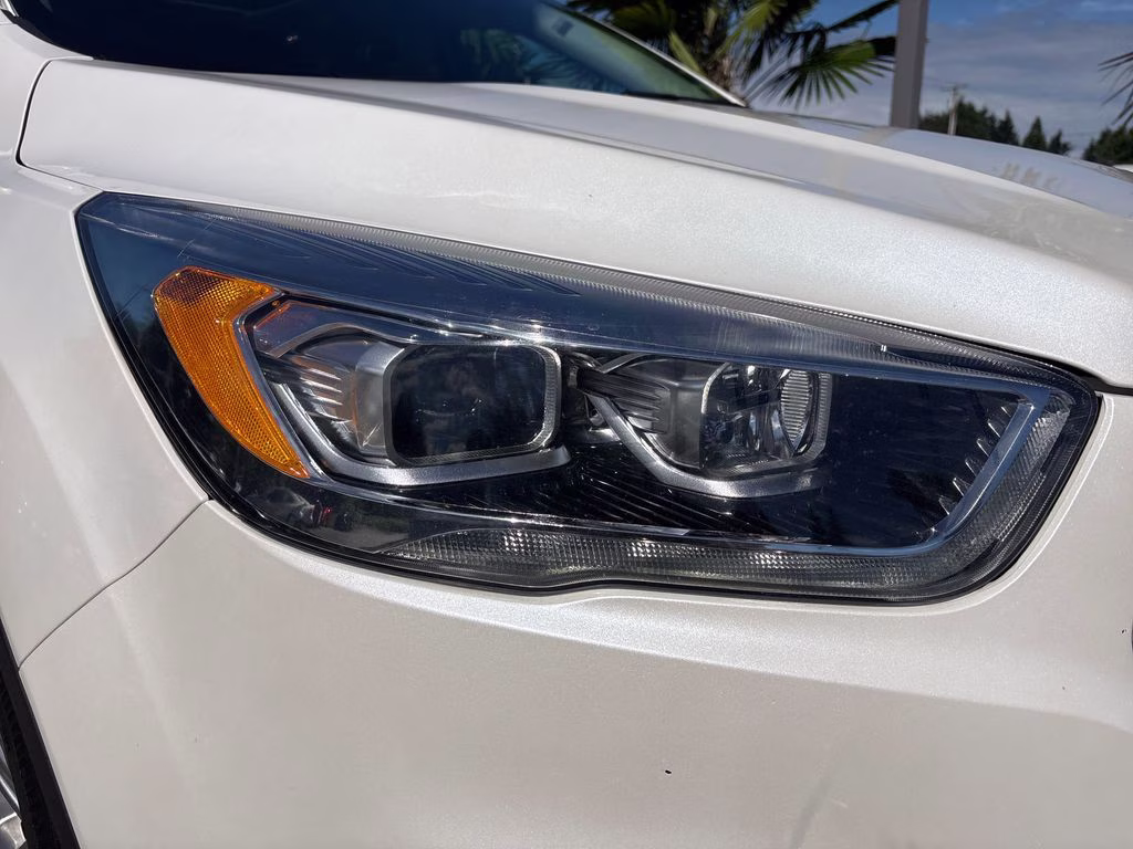2019 White Platinum Clearcoat Metallic Ford Escape Titanium 4X4 SUV