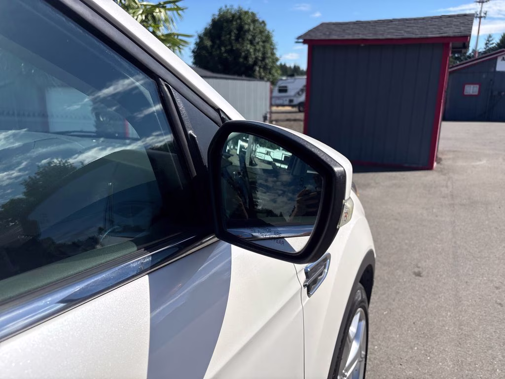 2019 White Platinum Clearcoat Metallic Ford Escape Titanium 4X4 SUV