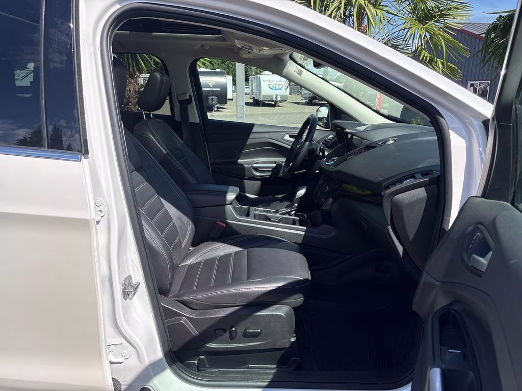 2019 White Platinum Clearcoat Metallic Ford Escape Titanium 4X4 SUV
