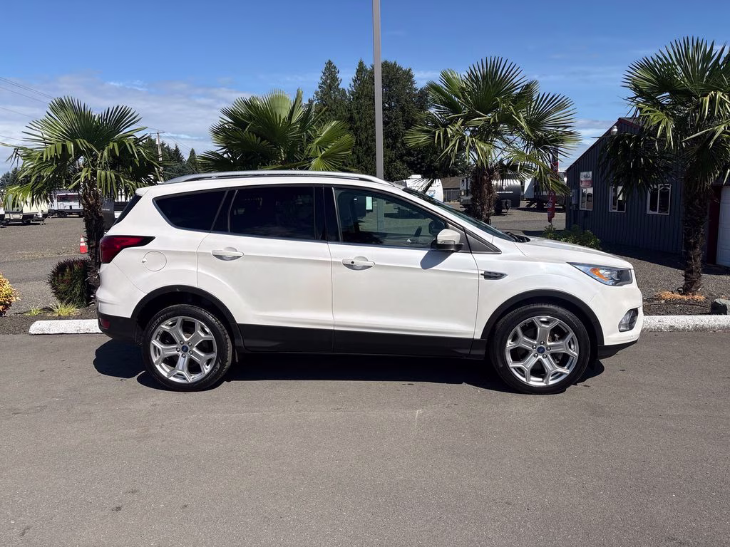 2019 White Platinum Clearcoat Metallic Ford Escape Titanium 4X4 SUV