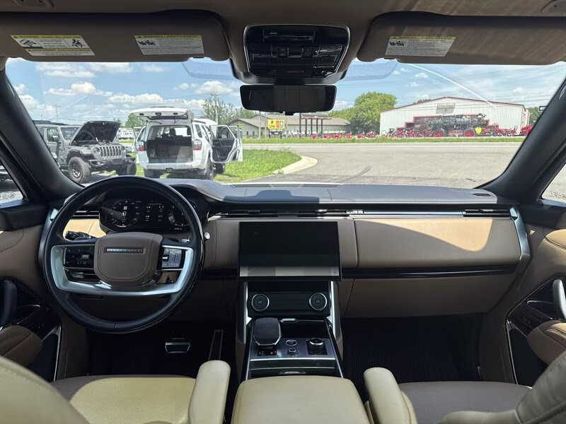 2023 Fuji White Land Rover Range Rover P400 SE LWB AWD SUV