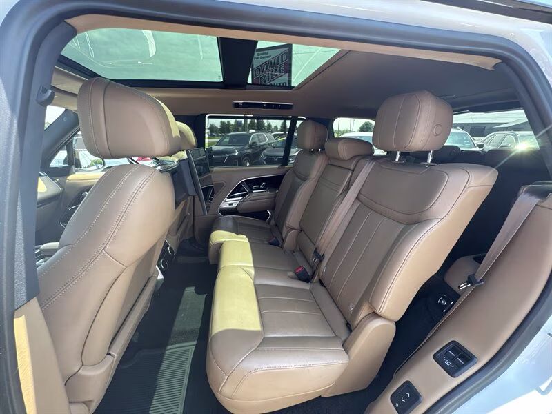 2023 Fuji White Land Rover Range Rover P400 SE LWB AWD SUV