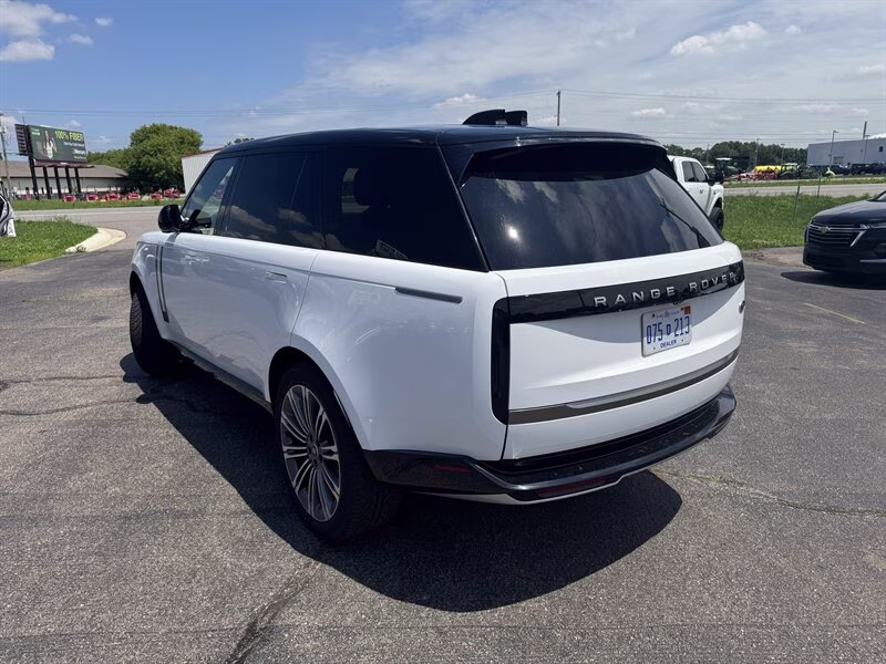 2023 Fuji White Land Rover Range Rover P400 SE LWB AWD SUV