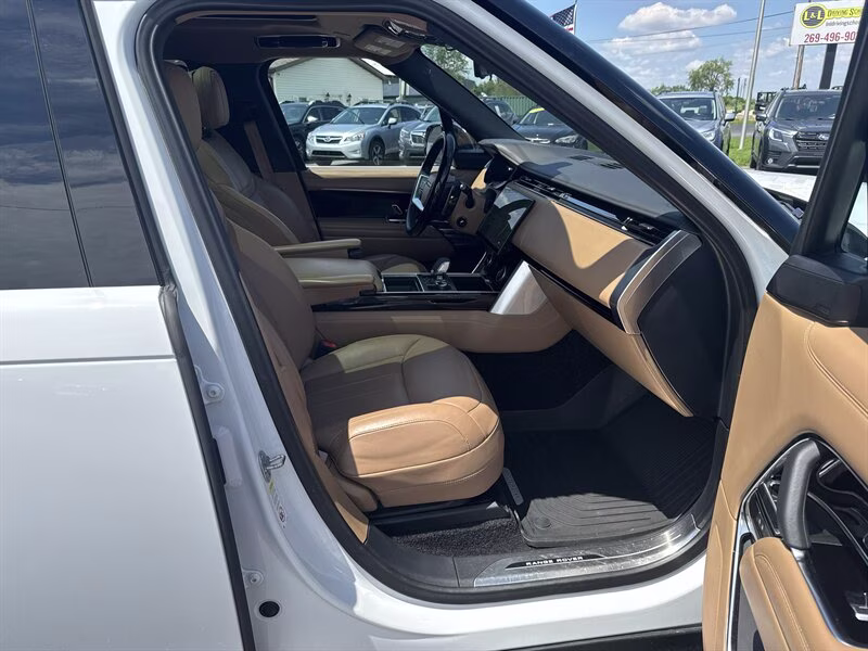 2023 Fuji White Land Rover Range Rover P400 SE LWB AWD SUV