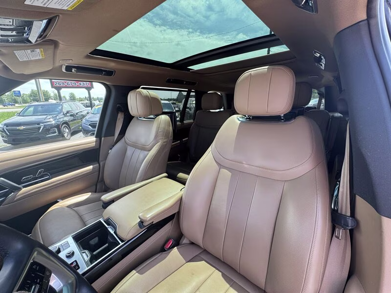 2023 Fuji White Land Rover Range Rover P400 SE LWB AWD SUV