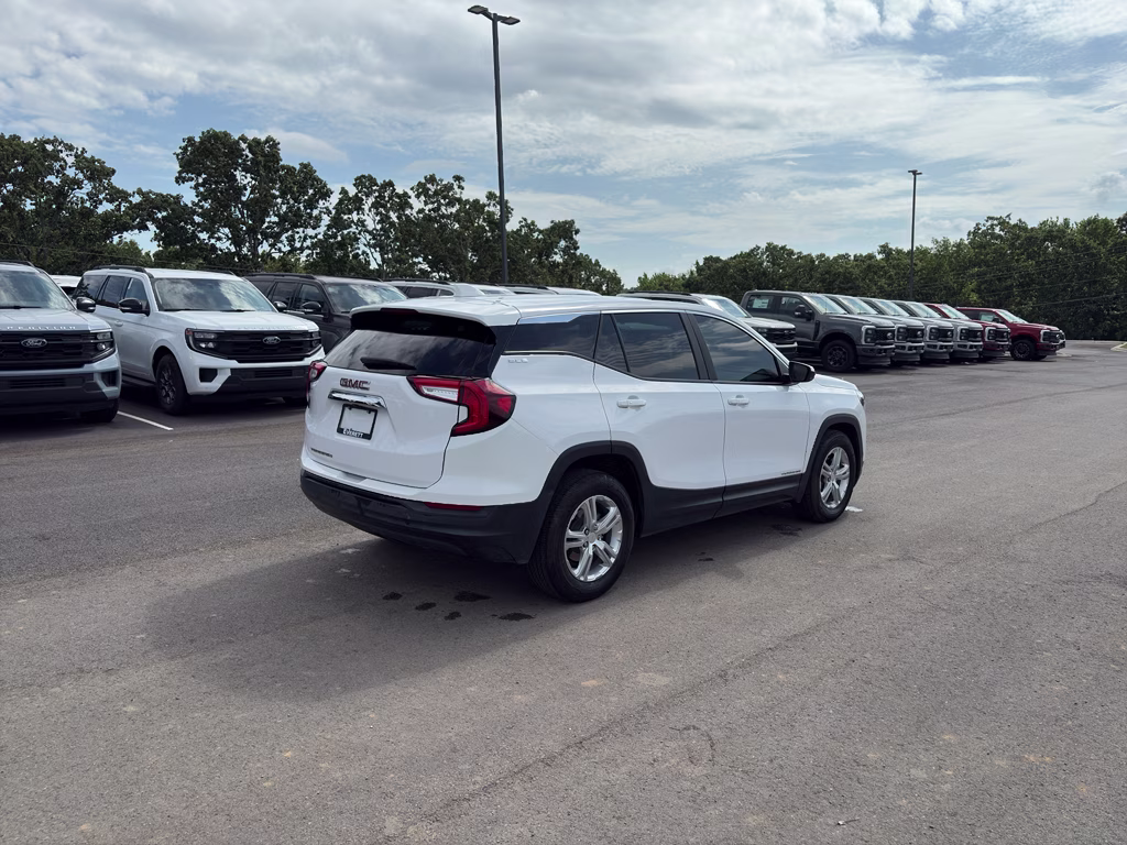 2022 Summit White GMC Terrain SLE FWD SUV