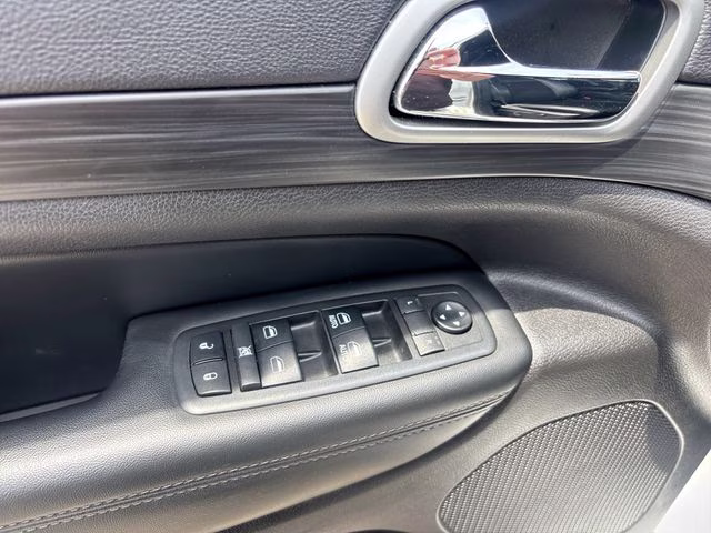 2019 Bright White Clearcoat Jeep Grand Cherokee Altitude 4X4 SUV