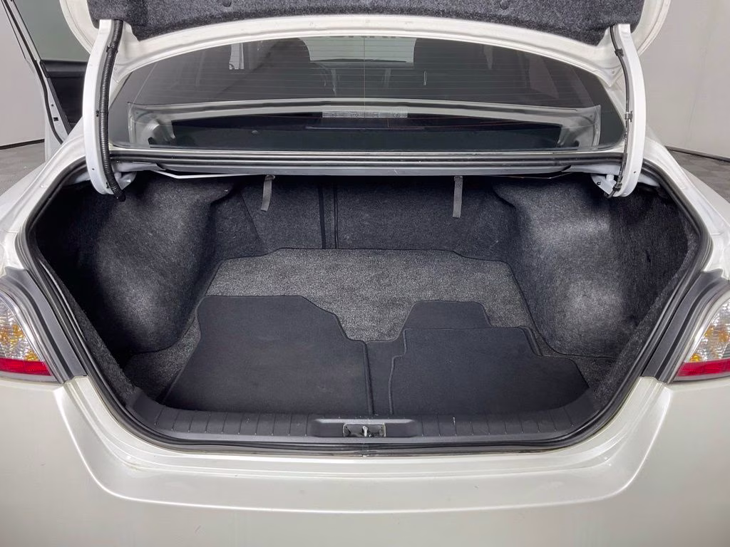 2014 Pearl White Nissan Altima 2.5 SV FWD Sedan