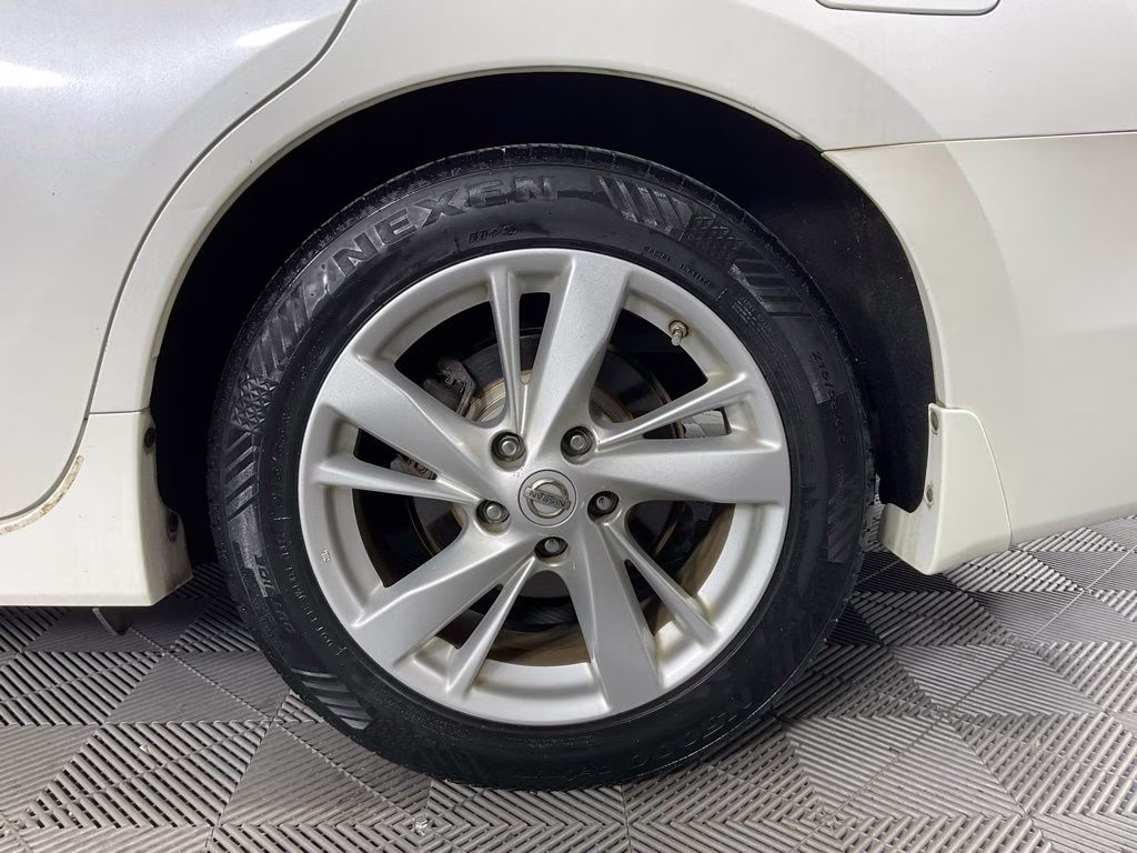 2014 Pearl White Nissan Altima 2.5 SV FWD Sedan