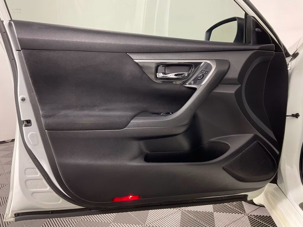 2014 Pearl White Nissan Altima 2.5 SV FWD Sedan