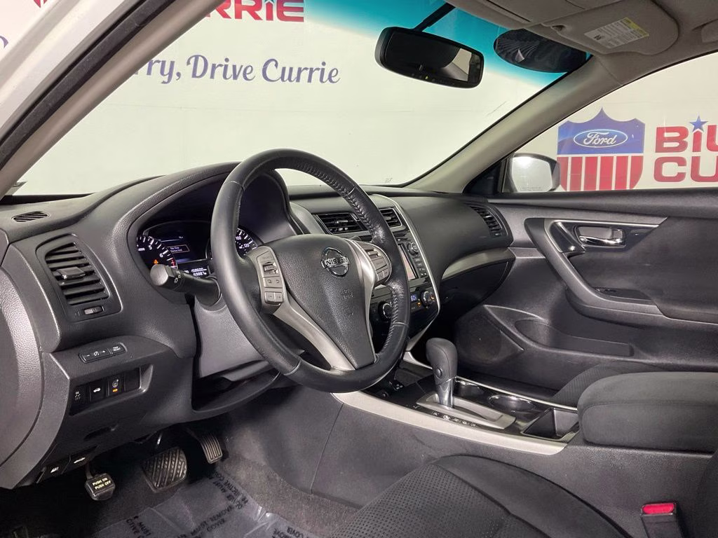 2014 Pearl White Nissan Altima 2.5 SV FWD Sedan