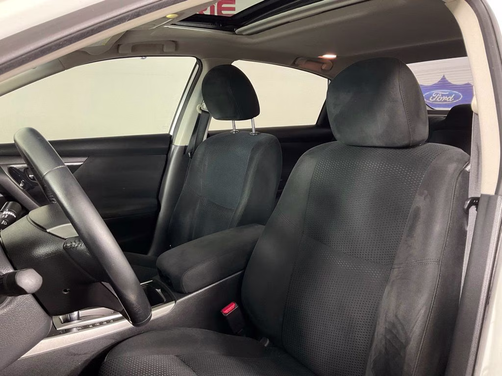2014 Pearl White Nissan Altima 2.5 SV FWD Sedan