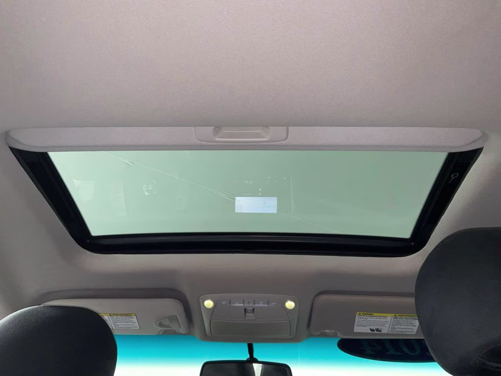 2014 Pearl White Nissan Altima 2.5 SV FWD Sedan