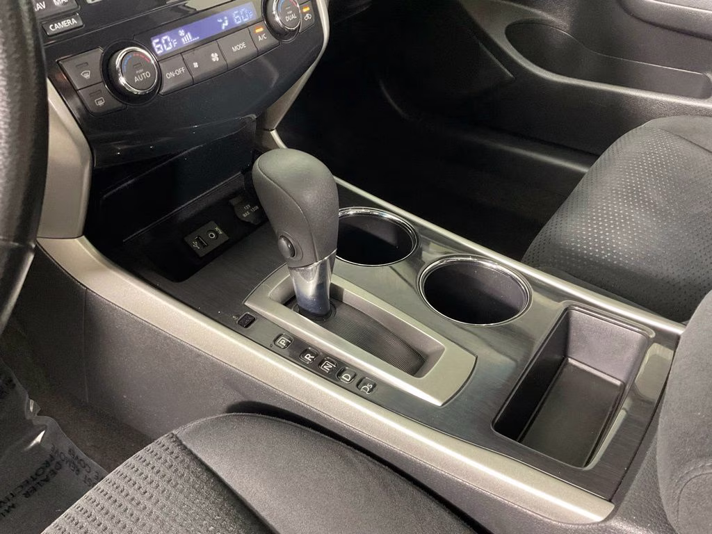 2014 Pearl White Nissan Altima 2.5 SV FWD Sedan
