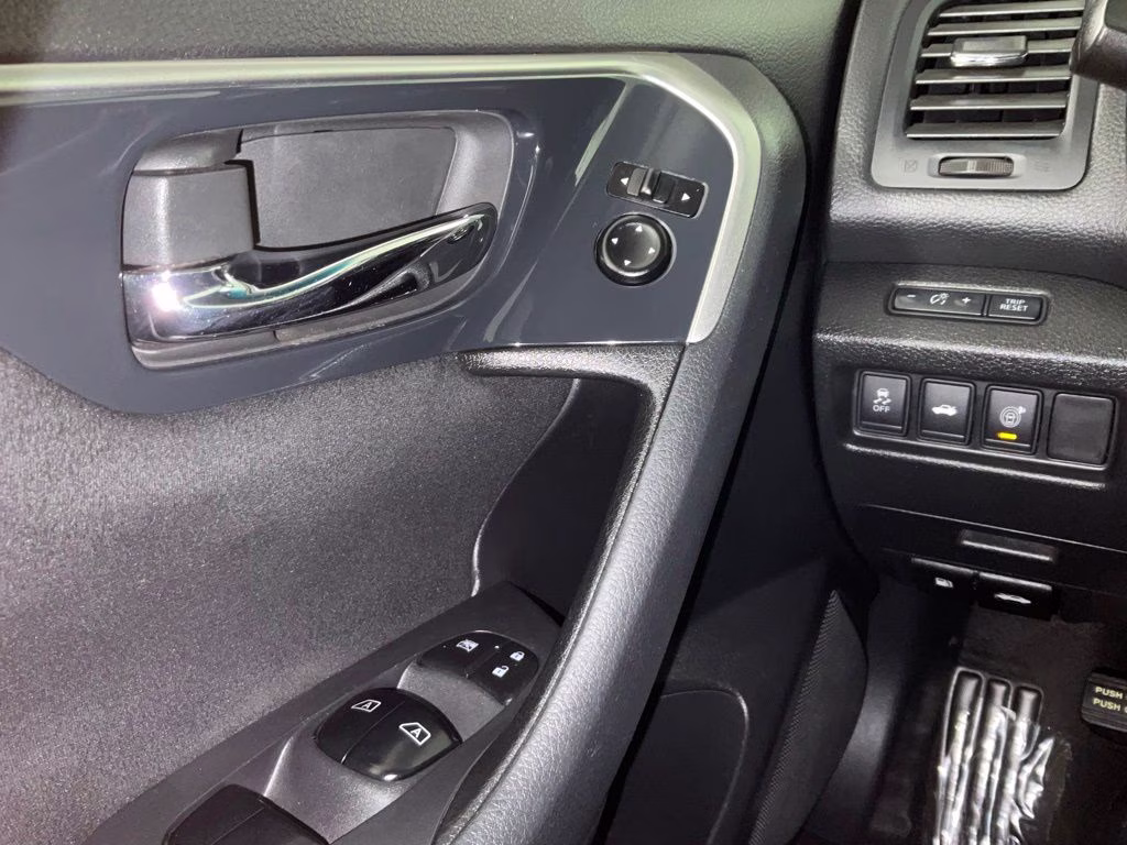 2014 Pearl White Nissan Altima 2.5 SV FWD Sedan