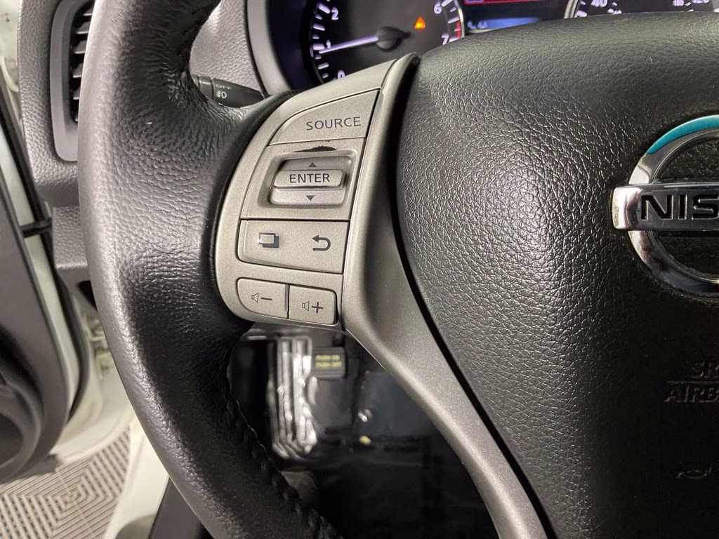 2014 Pearl White Nissan Altima 2.5 SV FWD Sedan