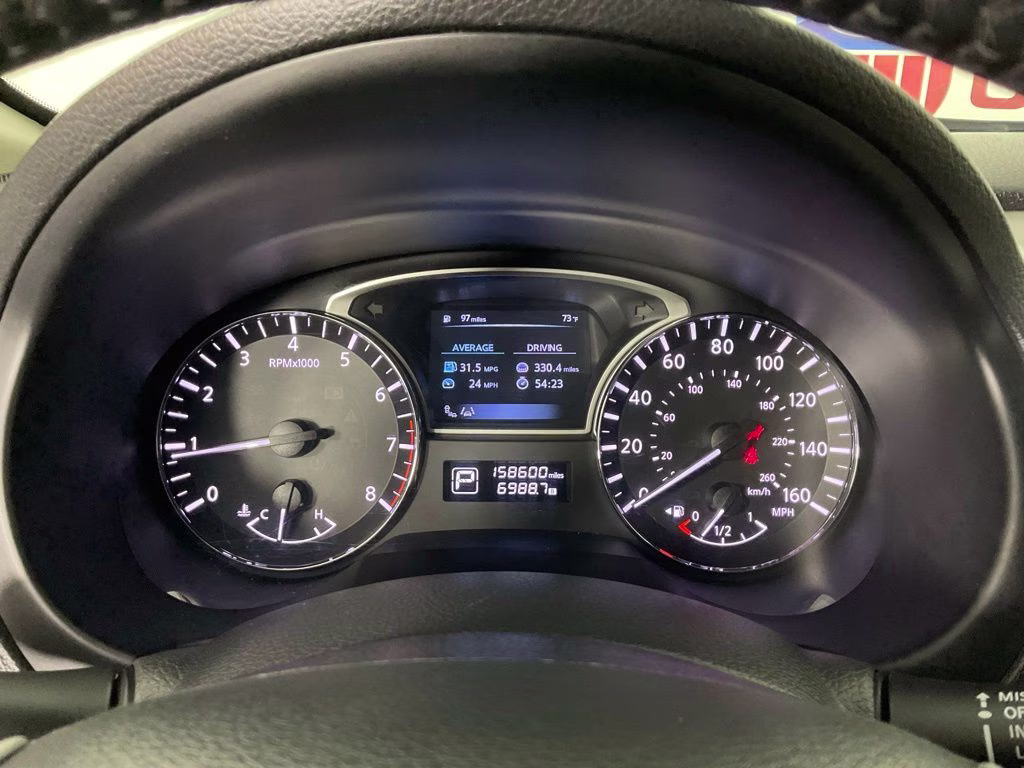2014 Pearl White Nissan Altima 2.5 SV FWD Sedan