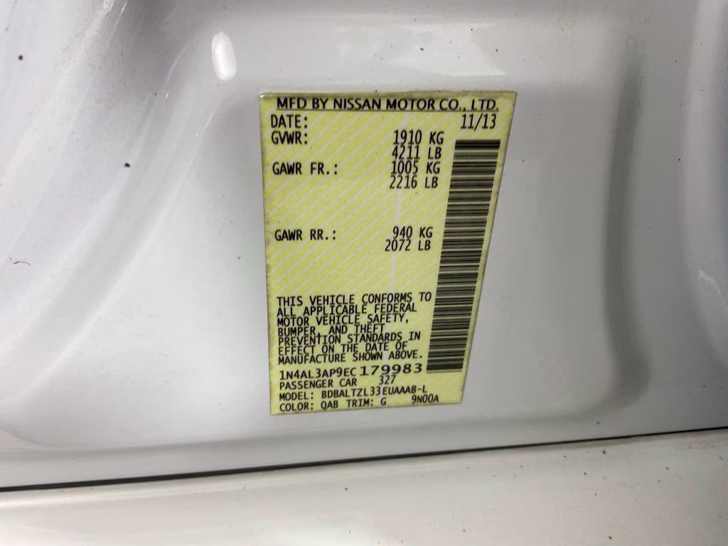 2014 Pearl White Nissan Altima 2.5 SV FWD Sedan