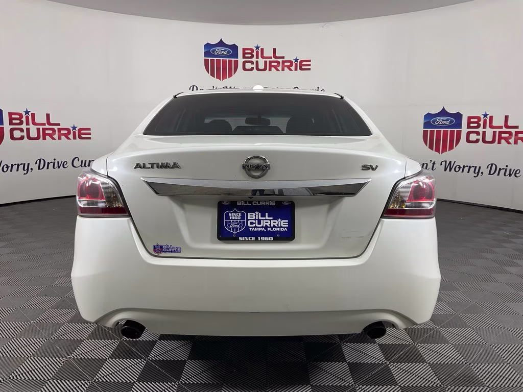 2014 Pearl White Nissan Altima 2.5 SV FWD Sedan