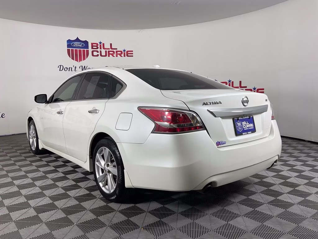 2014 Pearl White Nissan Altima 2.5 SV FWD Sedan