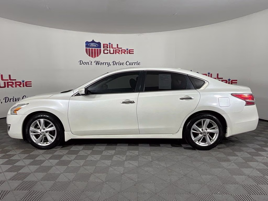 2014 Pearl White Nissan Altima 2.5 SV FWD Sedan