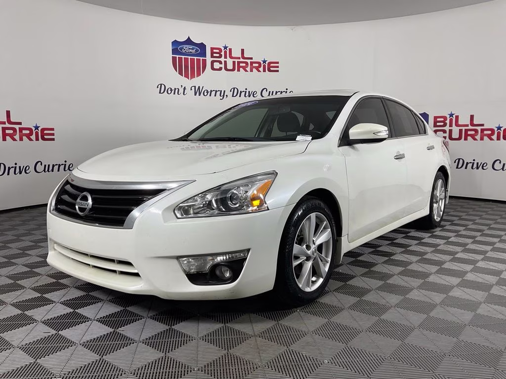 2014 Pearl White Nissan Altima 2.5 SV FWD Sedan