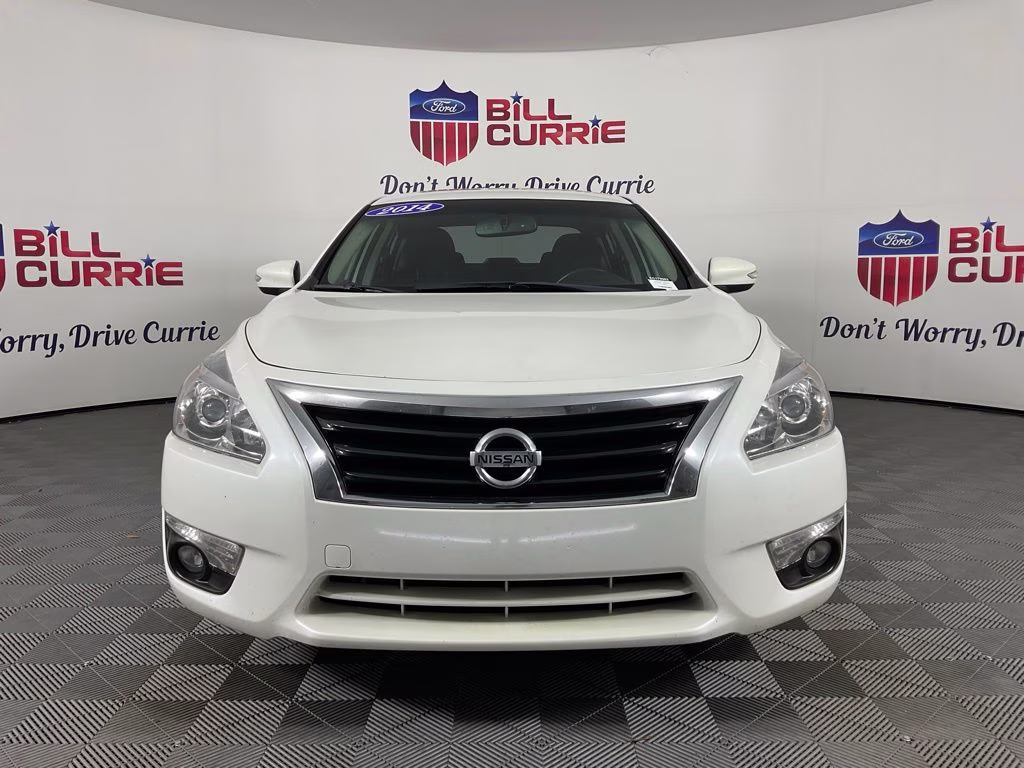 2014 Pearl White Nissan Altima 2.5 SV FWD Sedan