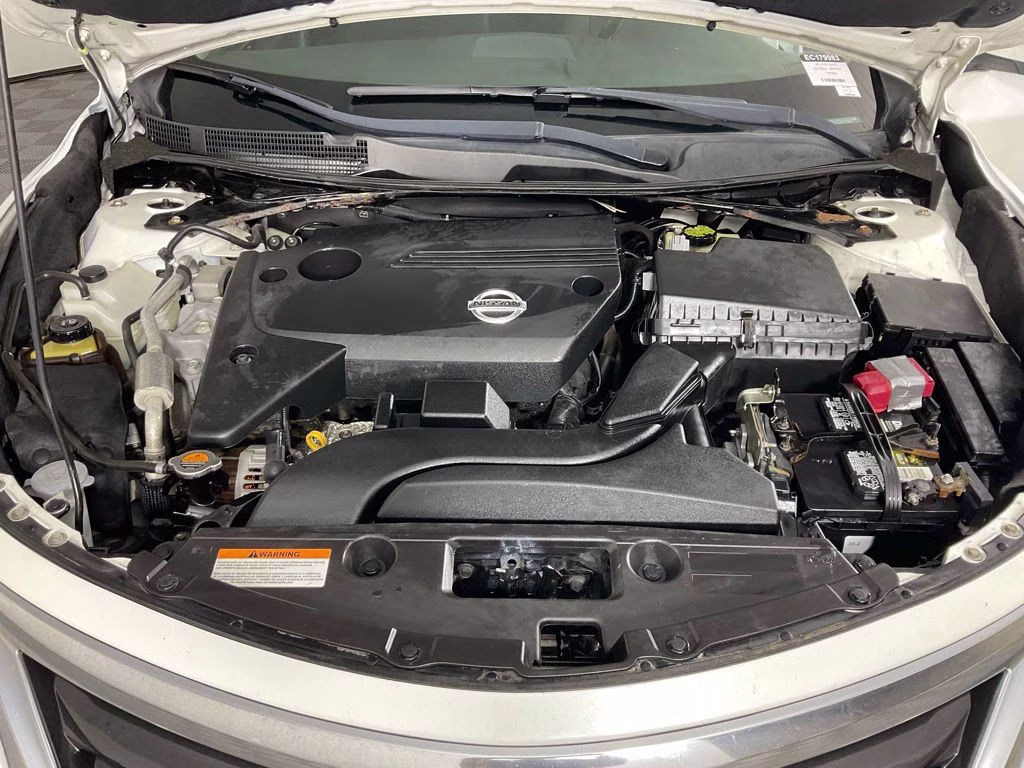 2014 Pearl White Nissan Altima 2.5 SV FWD Sedan