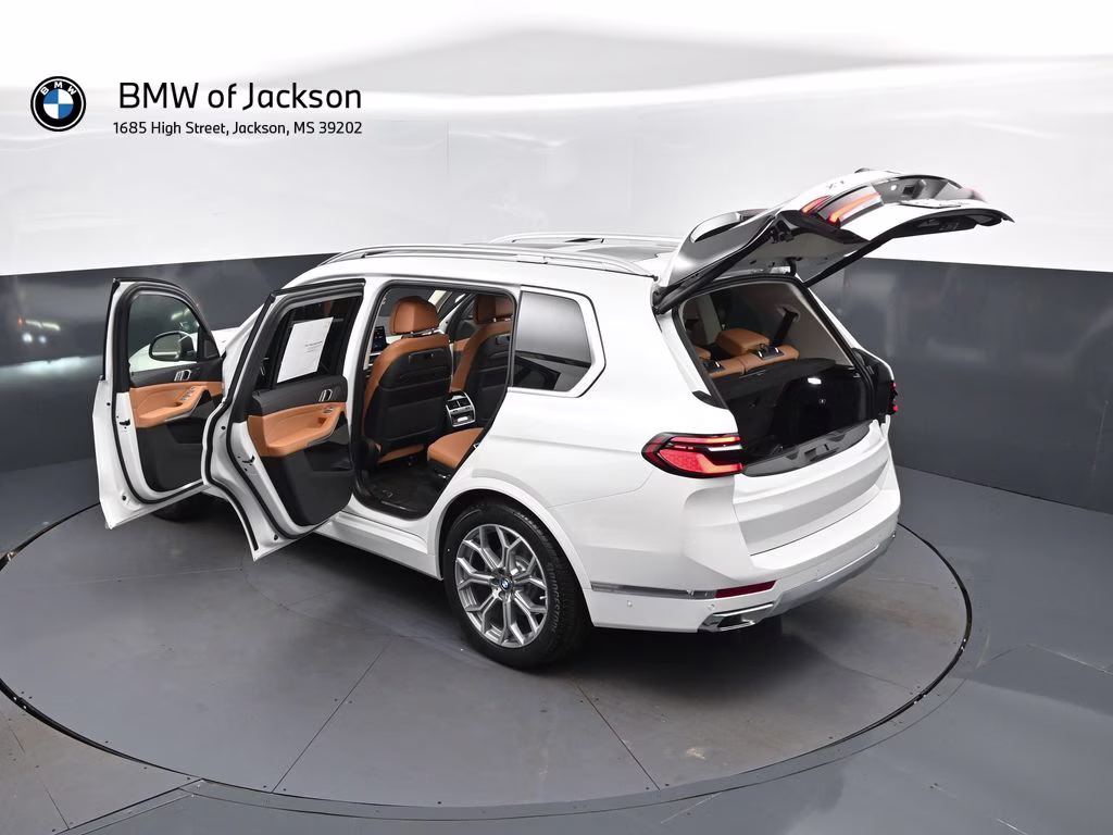 2027 Mineral White Metallic BMW X7 xDrive40i AWD SUV