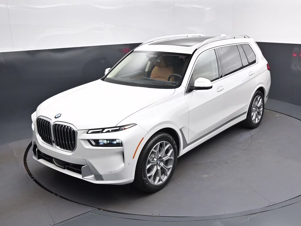 2027 Mineral White Metallic BMW X7 xDrive40i AWD SUV