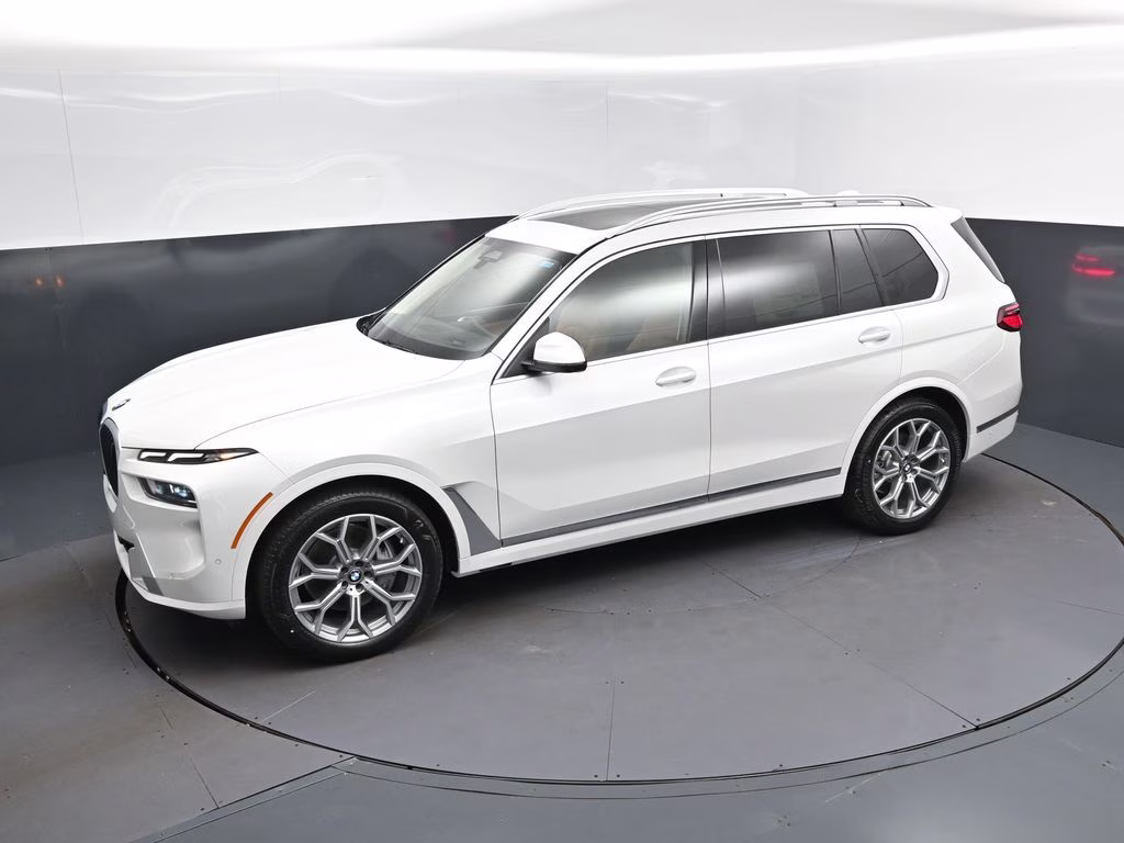 2027 Mineral White Metallic BMW X7 xDrive40i AWD SUV