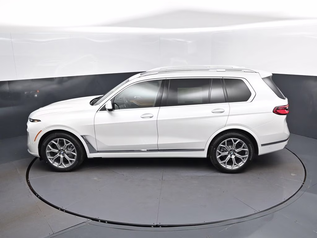 2027 Mineral White Metallic BMW X7 xDrive40i AWD SUV