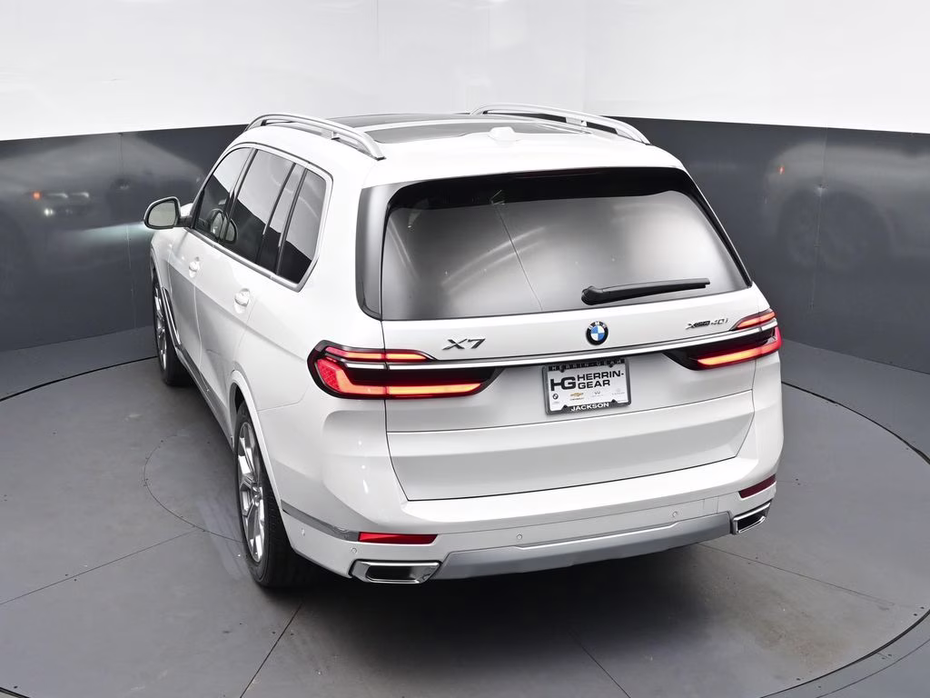 2027 Mineral White Metallic BMW X7 xDrive40i AWD SUV