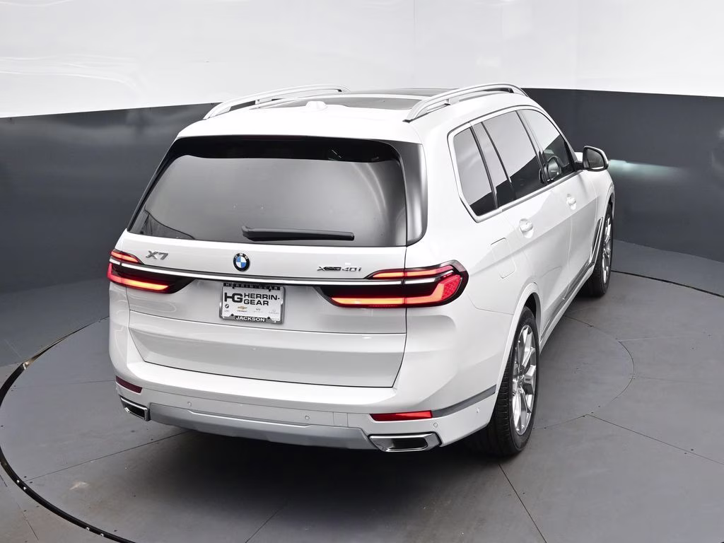 2027 Mineral White Metallic BMW X7 xDrive40i AWD SUV