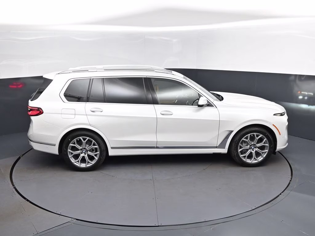 2027 Mineral White Metallic BMW X7 xDrive40i AWD SUV