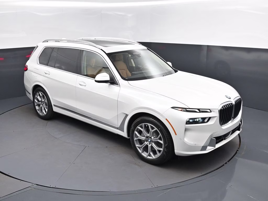 2027 Mineral White Metallic BMW X7 xDrive40i AWD SUV