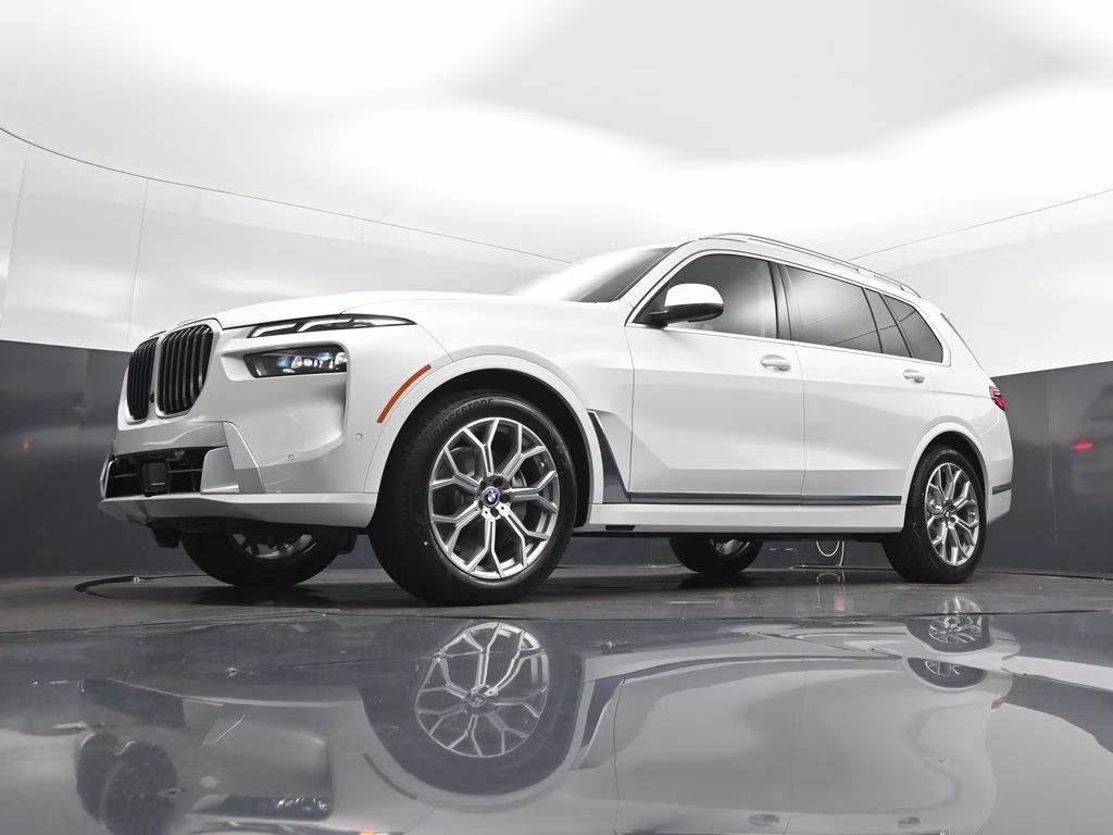 2027 Mineral White Metallic BMW X7 xDrive40i AWD SUV