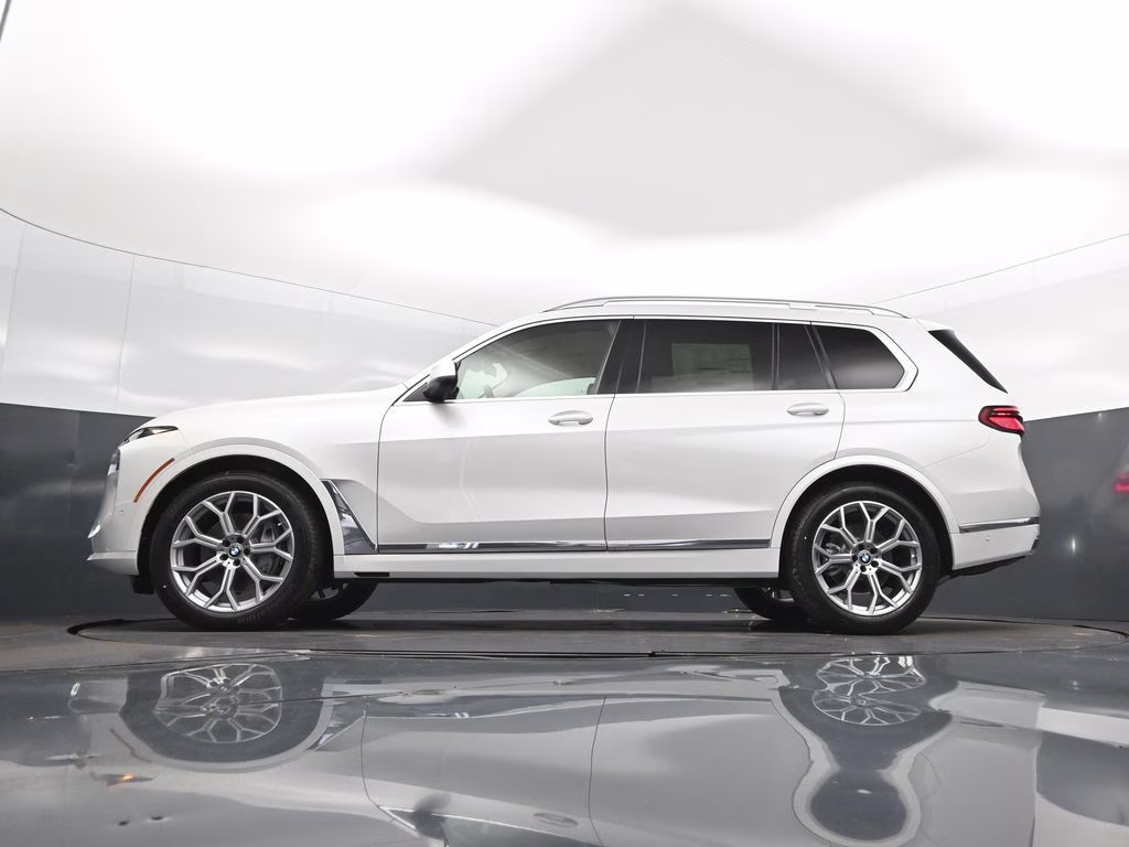2027 Mineral White Metallic BMW X7 xDrive40i AWD SUV