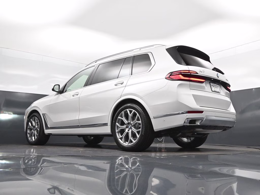 2027 Mineral White Metallic BMW X7 xDrive40i AWD SUV