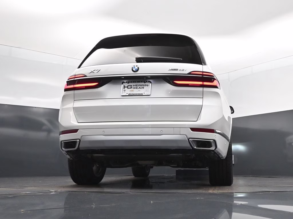 2027 Mineral White Metallic BMW X7 xDrive40i AWD SUV
